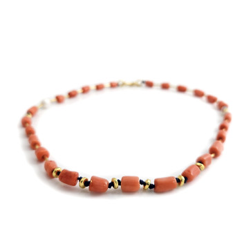 Orange Coral - коралов наниз със позлатени сребърни елементи. 