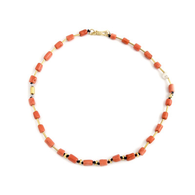 Orange Coral - коралов наниз със позлатени сребърни елементи. 